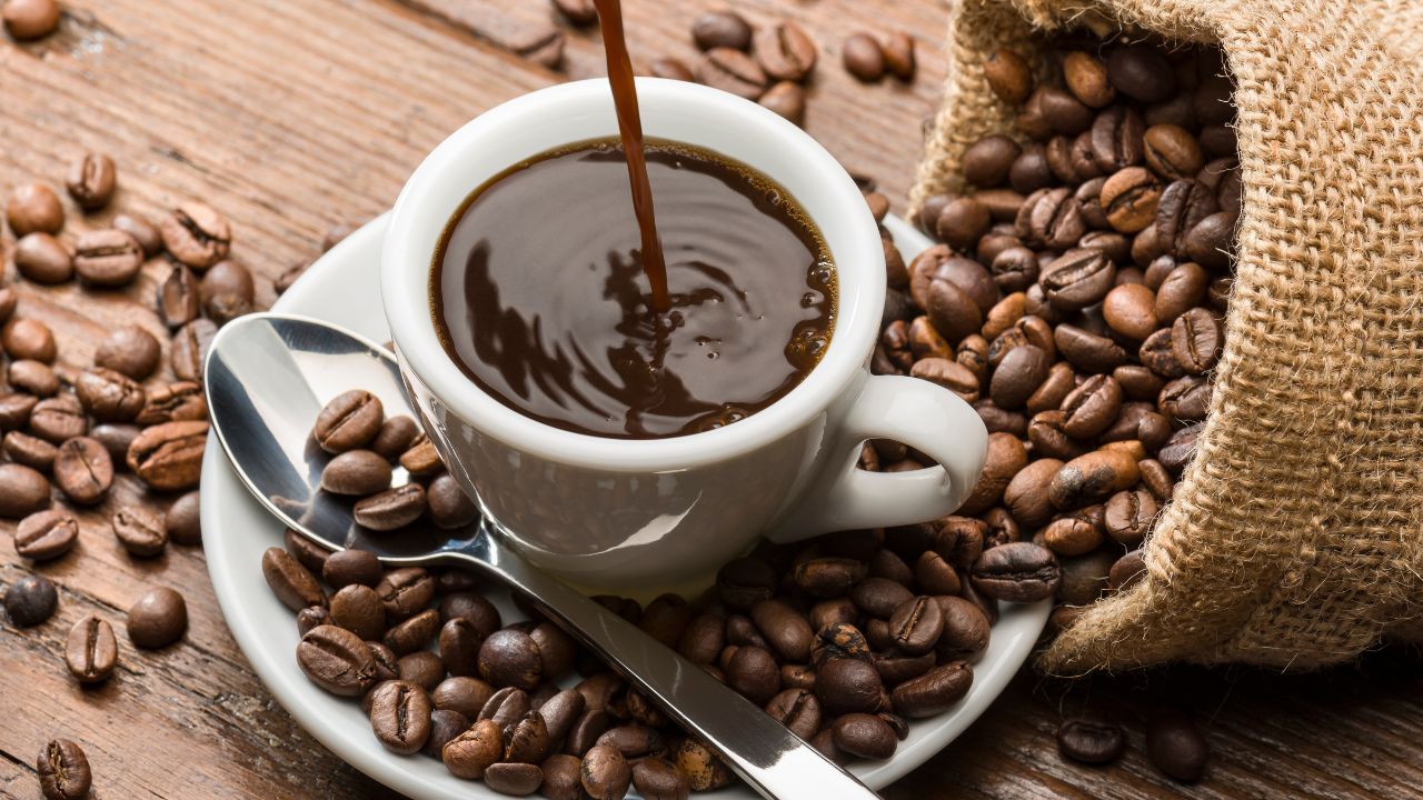 Nutzen Sie die Kraft der Schwerkraft mit einer kaffeemaschine ohne strom.
